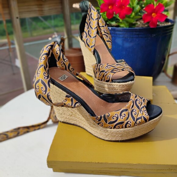 Ugg Lucianna Wedge - Picture 4 of 5